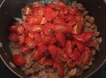 step6: 放入蕃茄繼續炒，炒出茄紅素；