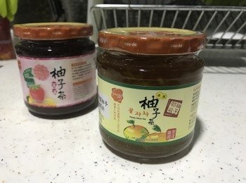 step2: 放入糖、鹽攪勻，再慢慢加入蛋液打至均勻混合。拌入燕麥、紅莓乾及高島蜂蜜柚子茶，整形成一口大小。