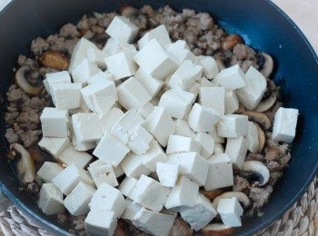 step3: 下<span class="group_2">調味料</span>(生粉除外），煮沸醬汁後，下豆腐，再煮兩分鐘
