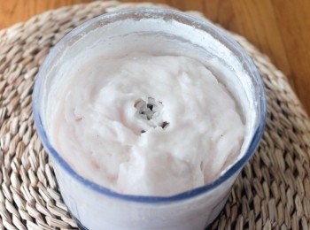 step2: 魚肉和調味料拌勻，用筷子向同一個方向攪拌至有膠質 ＊或者放入果汁機內拌勻