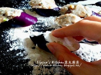 step6: 兩邊沾上薄薄一層生粉