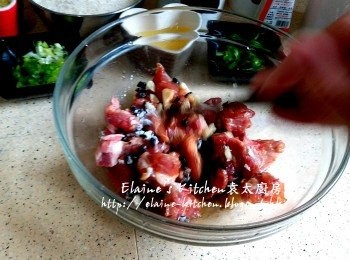 step4: 30分鐘後加入豆豉 , 蒜粒 , 生粉拌勻靜待1小時