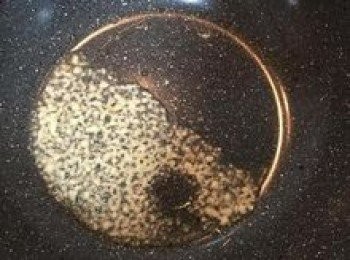 step7: 鍋洗淨，放適的油，放蒜末炒香；