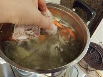 step5: 滾起後才落已出水肉類，中火滾一個鐘