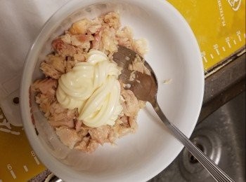 step7: 三文魚隔去多餘油份，再加蛋黃醬成餡料