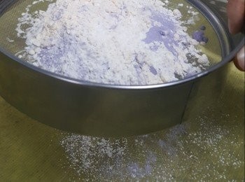step1: 麵粉，吉士粉，香芋粉過篩2次備用