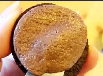 step1: ~忌廉芝士先置室溫放軟 待用
   6 吋甩底圓蛋糕模具底部鋪上牛油紙備用
~將Oreo 餅乾分開餅乾及夾心內餡