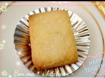 step10: 曲奇做法
～牛油於室溫下軟化，用電動打蛋器，將糖粉加入打發至鬆發變白
～全蛋分一至兩次加入牛油中打勻
～將以篩過的麵粉加入蛋糊中拌勻
～完成麵粉團後，雪1小時
～取出模具印出圖案，放上砂糖或粗糖後入焗爐。
(砂糖是不會溶）