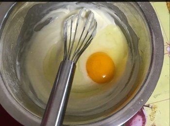 step2: 逐小加入奶 ，1隻全蛋及4隻蛋黃！搞拌好即可。