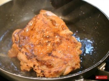 step8: 雞皮變金黃後反轉, 蓋上, 轉小火焗7-8分鐘便完成