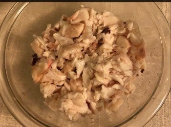 step1: 首先將魚蒸熟後，然後將魚肉冷却後拆肉，挑去魚刺後，加少許鹽、糖和胡椒粉和米酒醃10分鐘，