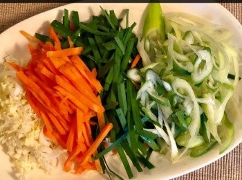 step2: 大青蒜，韭菜洗淨（切段），高麗菜，紅蘿蔔：切絲備用。