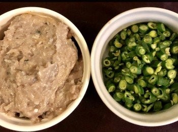 step1: 半磅鯪魚肉。長豆角，洗淨切成粒。