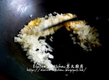 step8: 鑊中加入餘下份量的牛油 , 蒜粒及洋蔥粒拌勻炒至洋蔥軟身