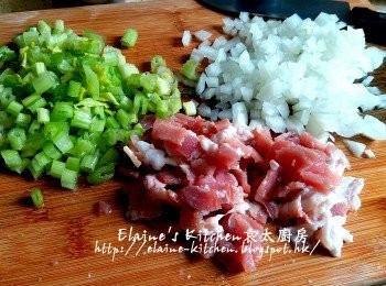 step3: 洋蔥去皮切粒 , 煙肉切細片, 芹菜莖切粒 , 用水沖一沖洗及瀝乾