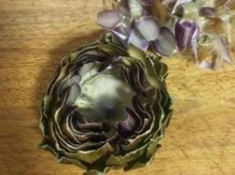 step5: 煮熟後的洋薊（朝鮮薊）花瓣很容易就可以拔起來喔；將中間紫色的部位拔掉，就會看到毛毛的花萼部份，也要將這些毛毛的部份都拔乾淨；