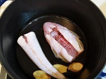 step2: 牛鰍魚著檔販打鱗劏好, 回家沖洗乾淨後抹乾, 兩面以少許粗鹽擦過後備用