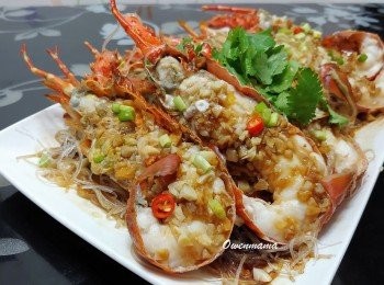 step7: 大火蒸13分鐘或至熟透後取出；灑上蔥花及辣椒粒及淋上甜豉油便完成。