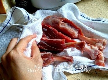 step1: 豬仔脾解凍後用水沖一沖洗 , 抹乾水份