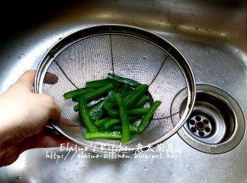 step5: 盛起青椒瀝乾水份備用