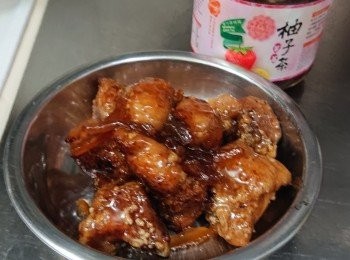 step1: 排骨用豉油， 糖，鹽， 豆粉醃15分鐘。
排骨黏上番薯粉下鑊煎熟。備用。