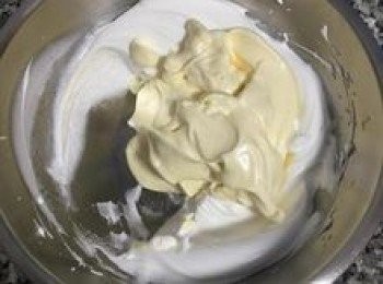 step5: 接著把蛋黃液倒入蛋白霜中，繼續混勻。