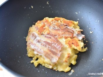 step9: 再來一樣蓋鍋蓋續煎培根肉片那一面
（培根我喜歡稍微煎得有點焦焦的,口感較為酥脆好吃！）