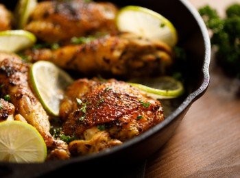 step4: 最後在依照喜好灑上巴西利與檸檬片就完成了。