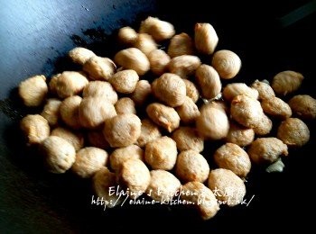 step6: 燒紅鑊 , 爆香一半份量蒜頭 , 加入陳皮魚蛋用中火拌炒數分鐘