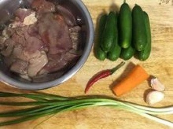 step1: 小黃瓜用鹽抓一抓後沖到鹽巴；蔥洗淨備用；雞肝用流動水略沖洗後瀝乾。