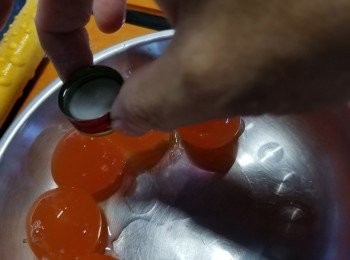 step1: 用玫瑰露酒1樽蓋淋上咸蛋黃上,再用焗爐180焗約10分鐘,亦可以用蒸方法蒸熟咸蛋黃,用大火蒸約8-10分鐘