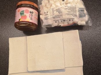 step1: 準備材料：將現成酥皮稍為回溫，再將酥皮一塊開四塊。焗爐預熱210度。