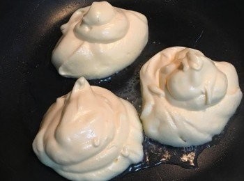 step4: 取個煎鍋，抹上薄薄的油，將麵糊挖至鍋中，可重複加疊增加高度，接著在鍋中加入約3-4湯匙的水，蓋上鍋蓋小火煎約3-4分鐘。