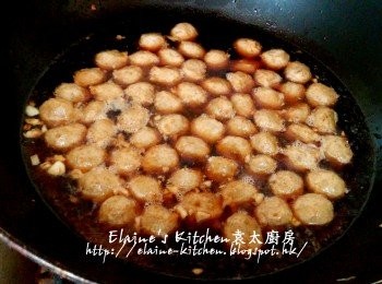 step8: 用中火煮滾後蓋上蓋轉慢火炆10分鐘