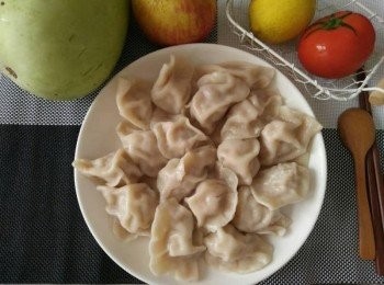 step3: 撈起水餃於盤中，