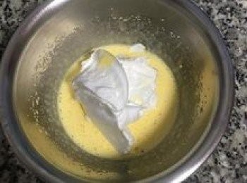step4: 先舀1/3的蛋白霜進蛋黃液中，並用拌蛋糕的手法，切拌蛋白霜與蛋黃液；