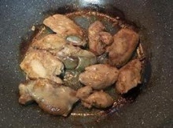 step5: 30分鐘後炒鍋燒熱，放入少油，中大火將雞肝煎到兩面上色即可起鍋；