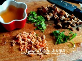 step1: 蝦米浸軟後切碎 , 冬菇切粒(冬菇水留用) , 蔥切粒及幼絲