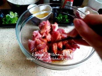 step2: 抹乾水份放入大碗內 , 加入生抽 , 糖 , 胡椒粉拌勻先靜待30分鐘