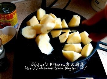 step7: 期間將薯仔放入美的早餐機的煎pan內 , 按<煎餅>功能將薯仔炒至微黃色