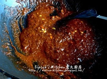 step13: 最後加200ml水拌勻 , 用慢火慢慢拌炒水份收乾 , 成濃杰咖哩辣醬即可