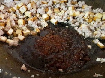 豆瓣醬和甜麵醬一起加入拌炒