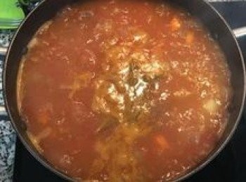 step11: 煮到湯汁呈橘紅色，牛腩柔軟，再加點黑胡椒粉增添風味。