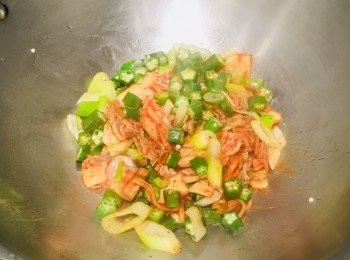 step6: 加入秋葵略炒，加少量水，可增加其黏滑度。