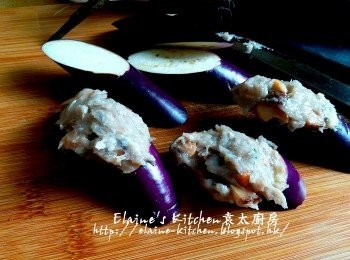 step5: 茄子切件 , 將適量魚肉餡料釀入每件茄子內