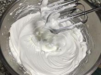 step2: 蛋白先打到有泡泡，再分2-3次加入糖粉，並打成剛好硬發泡；