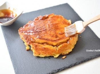 step10: 煎好的大阪燒均勻刷上大阪燒醬
（可以先嚐嚐看大阪燒醬的鹹度決定要刷多少上去～）