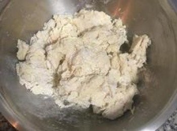 step5: 利用攪拌棍將牛奶與麵粉拌到看不見液體，便可用手下去揉捏成糰；
