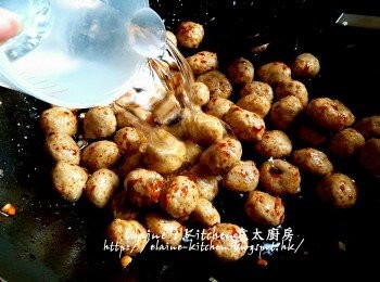 step7: 加入<span class="group_2">調味料</span>拌勻 , 再加入2杯水份量拌勻