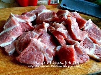step2: 用刀背拍鬆兩面後切件 , 放入大碗內加入<span class="group_2">醃料</span>拌勻靜待1小時